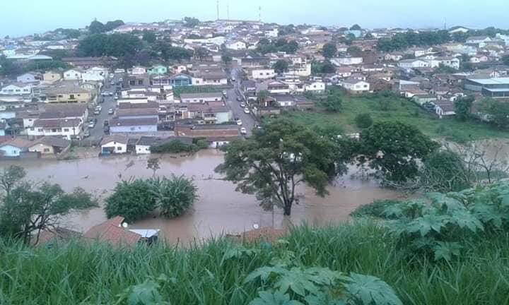 Parte baixa da cidade, nas imediações do Ribeirão do Carmo, inundada com as chuvas de fevereiro. Algumas casas e árvores estão parcialmente submersas